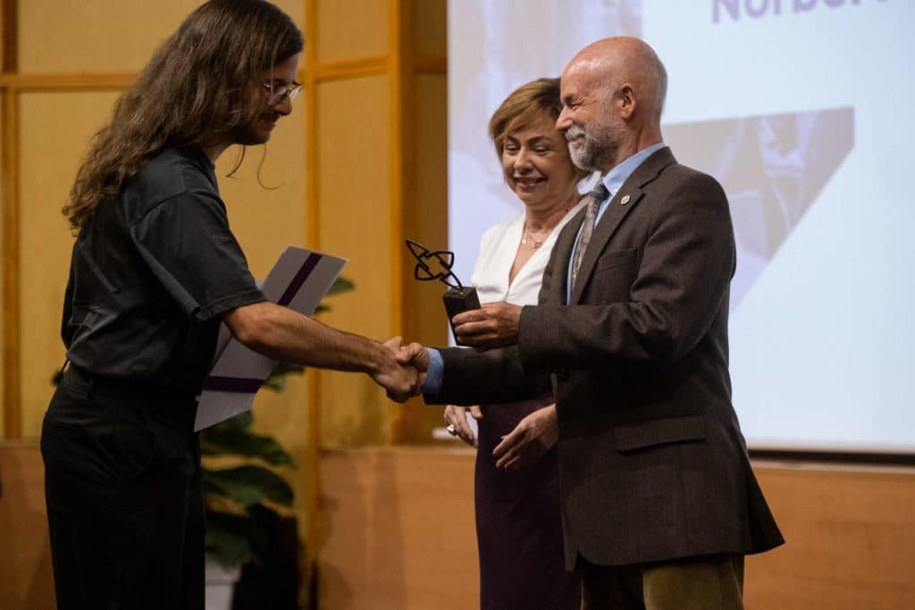 La rectora Rosa Aguilar y el presidente de Alumni ULL, Luis Ortigosa, entregan un premio.
