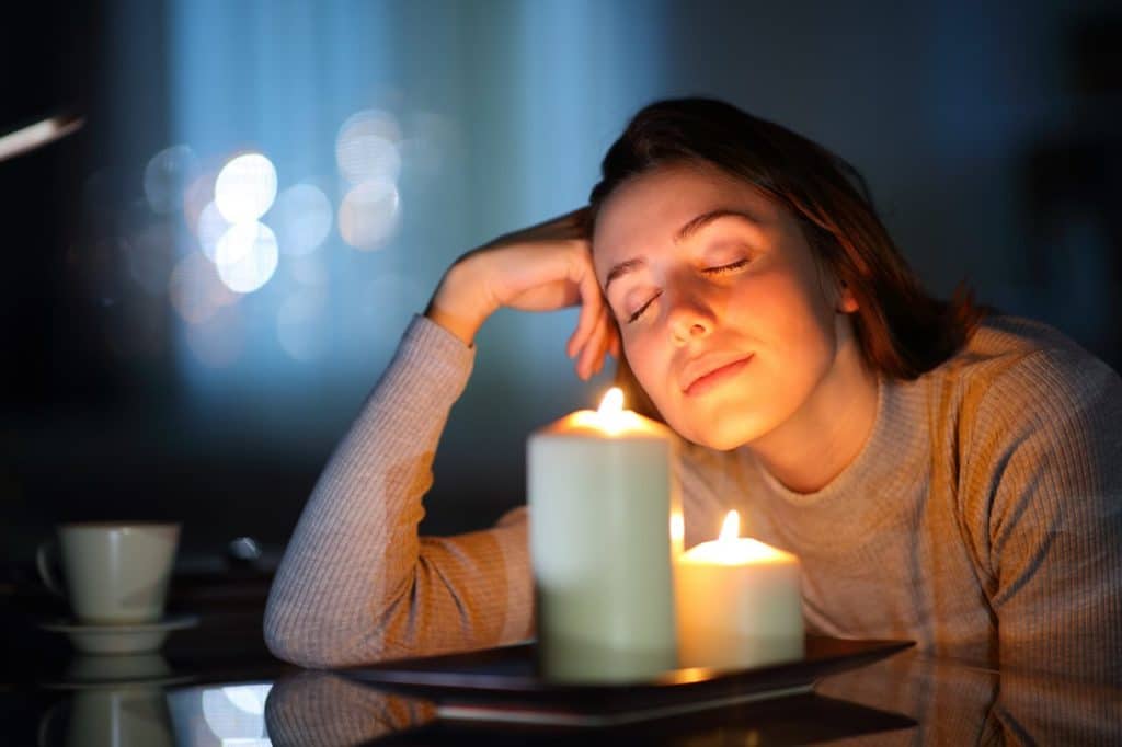 Encender velas aromáticas dentro de casa es peligroso para tu salud