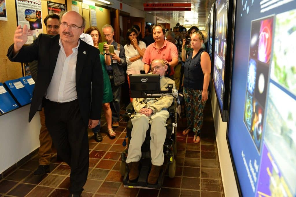 Rafael Rebolo, director del IAC, guía a Stephen Hawking por las instalaciones del instituto durante su visita a la Isla en 2014 para asistir al Festival Starmus.