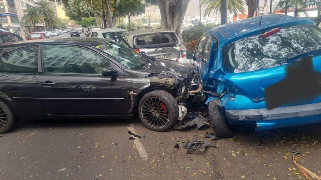 Aparatoso accidente múltiple en la Avenida de Anaga de Santa Cruz