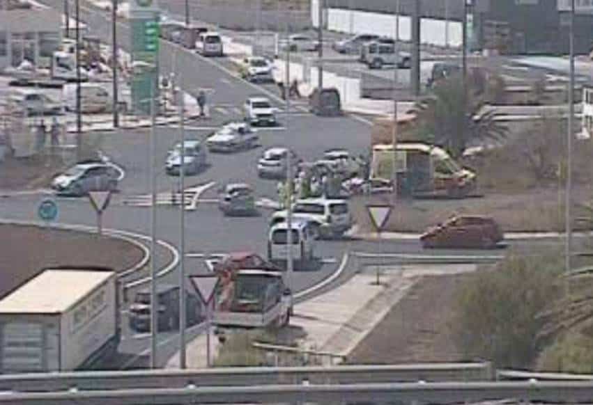 Herida tras un accidente entre un coche y una grúa en Tenerife