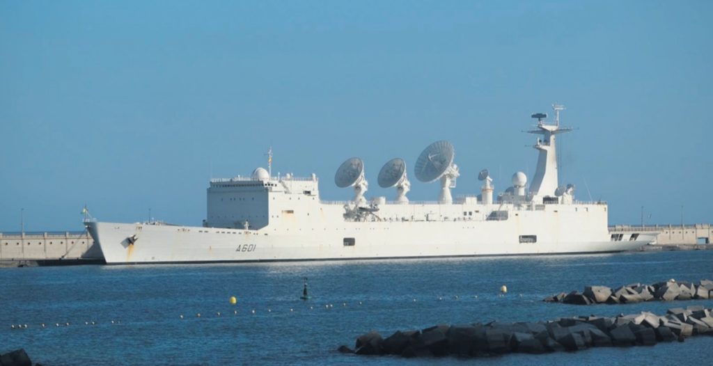 Monge, el llamativo buque atracado en el puerto de Santa Cruz de Tenerife