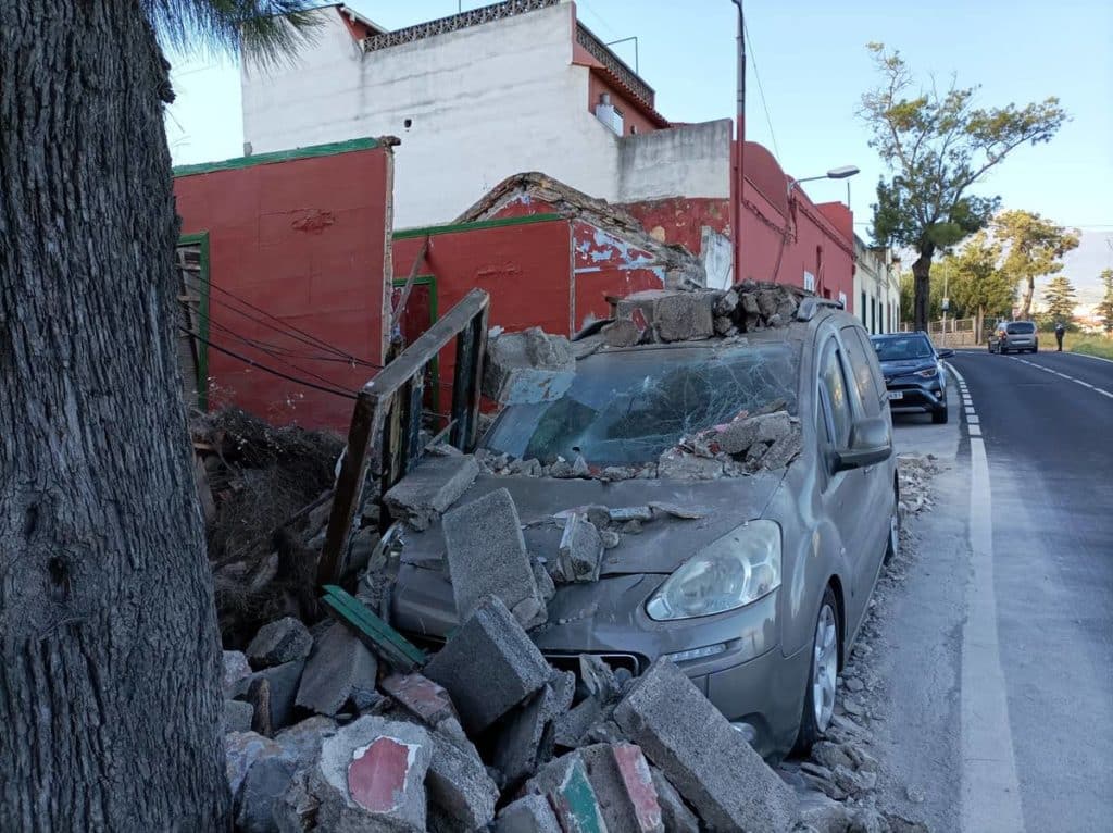 Un coche queda siniestro total tras caerle una fachada en La Orotava