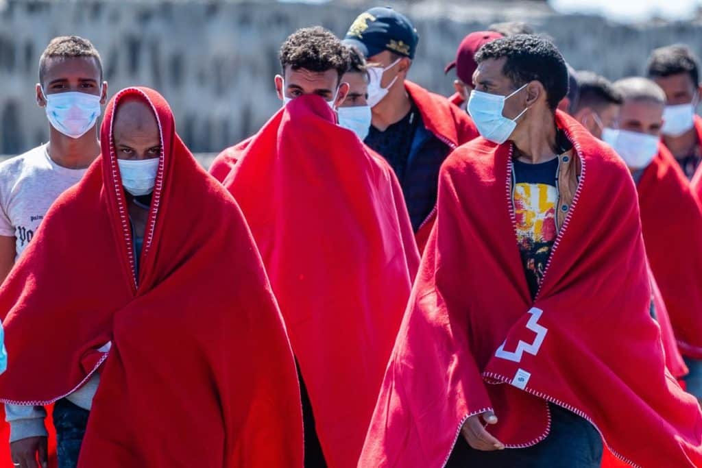 Rescatan a más de un centenar de migrantes en aguas de Canarias