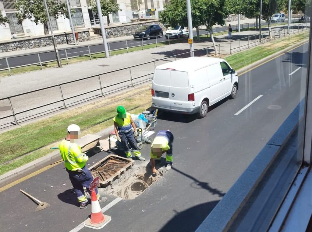 Tienen que levantar parte del nuevo asfalto de la avenida Príncipes de España: había quedado tapada una arqueta