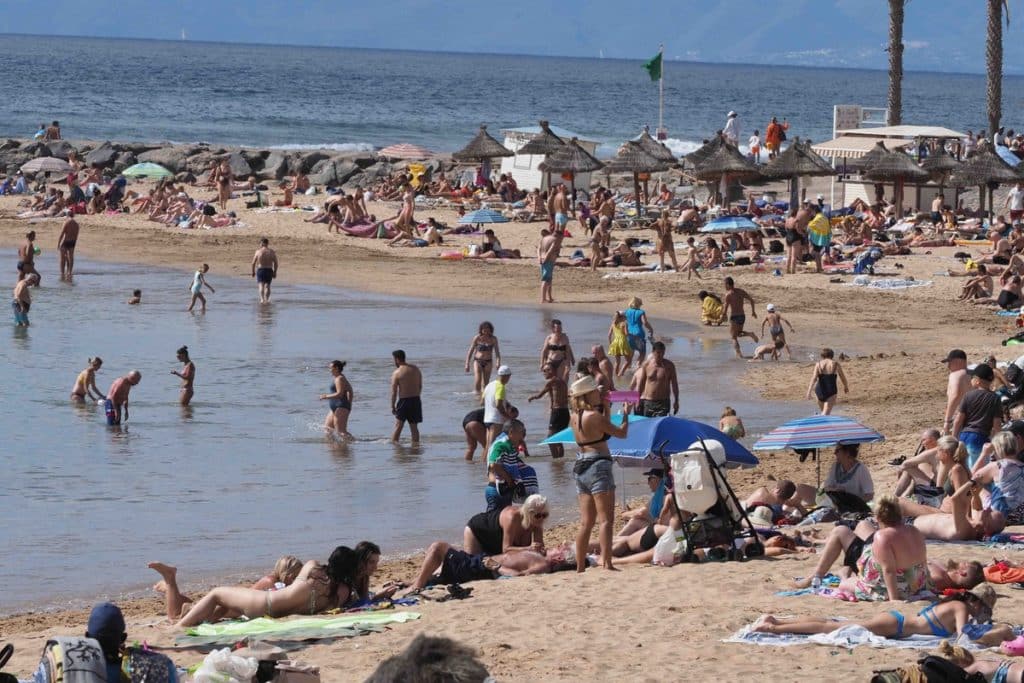 El turismo vuelve a copar las playas canarias en adiós definitivo a la COVID