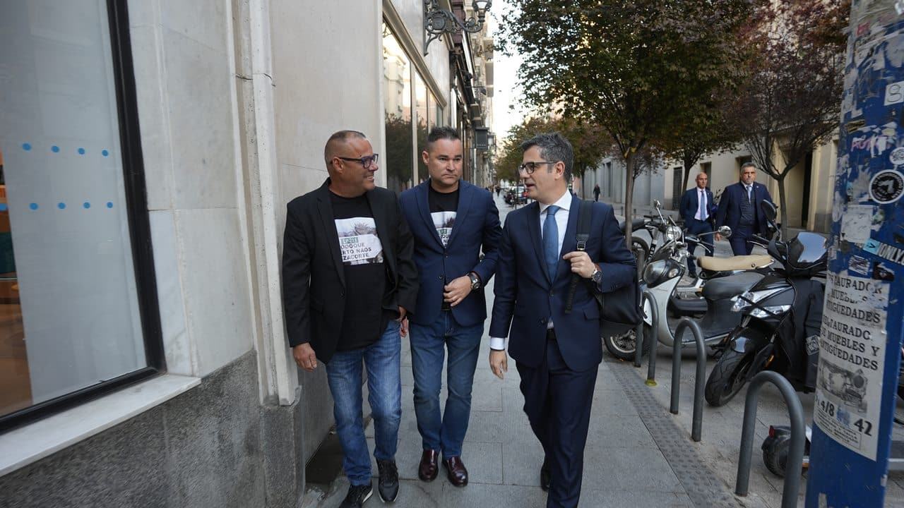 Los dos hermanos caminan por Madrid junto al ministro Félix Bolaños.