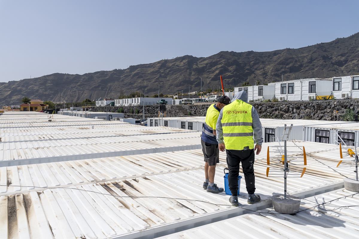 Comienzan los trabajos para eliminar las manchas de óxido en las viviendas modulares de Los Llanos