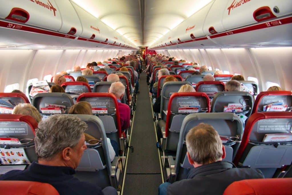 Aterrizaje de emergencia en un vuelo a Tenerife porque un pasajero orina en medio de la cabina
