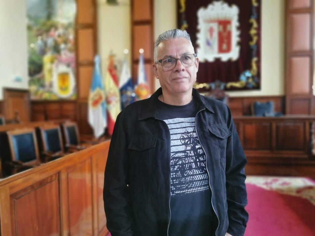 El periodista, fotógrafo y cronista Isidro Felipe Acosta se despide del Ayuntamiento de Los Realejos, donde trabajó durante 33 años.