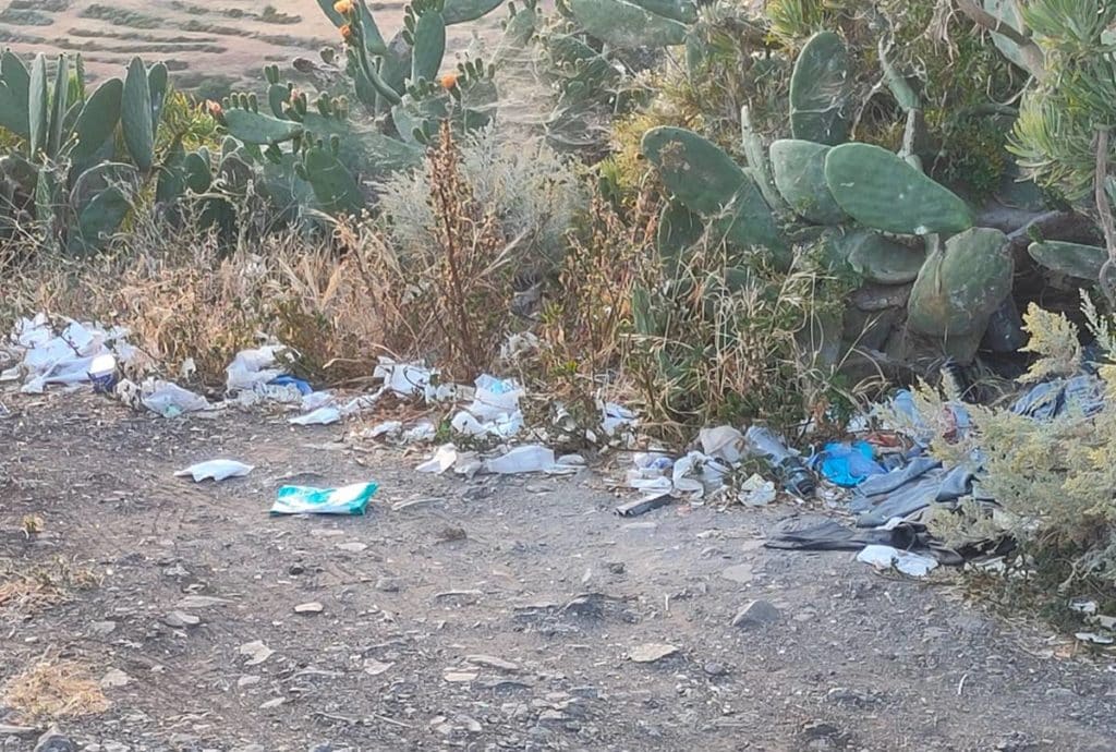 Excrementos, botellas y basura en los accesos al parque de Las Mesas en Santa Cruz de Tenerife