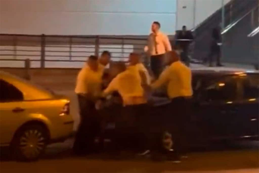 Graban la salvaje pelea entre porteros se ensañan con dos clientes a las puertas de una discoteca en Granada