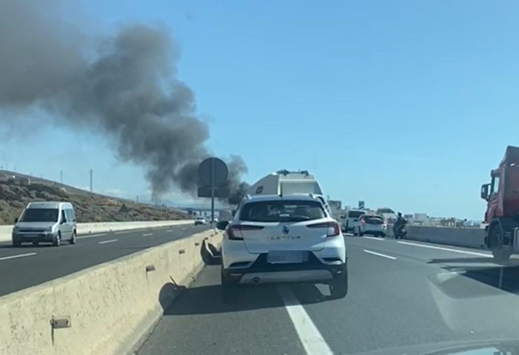 Colas en la autopista TF-1 por una densa columna de humo negro