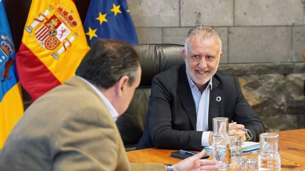 El consejero de Sanidad, Blas Trujillo, y el presidente del Gobierno de Canarias, Ángel Víctor Torres. EP