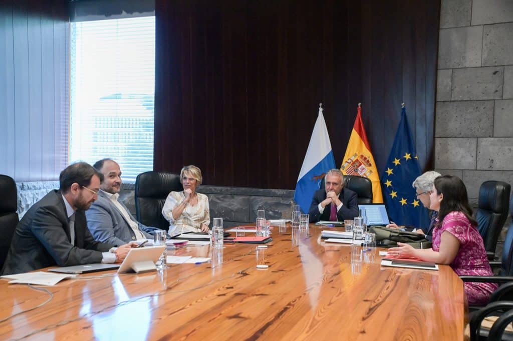 Mesa del Consejo de Gobierno de Canarias, ayer en Santa Cruz de Tenerife.