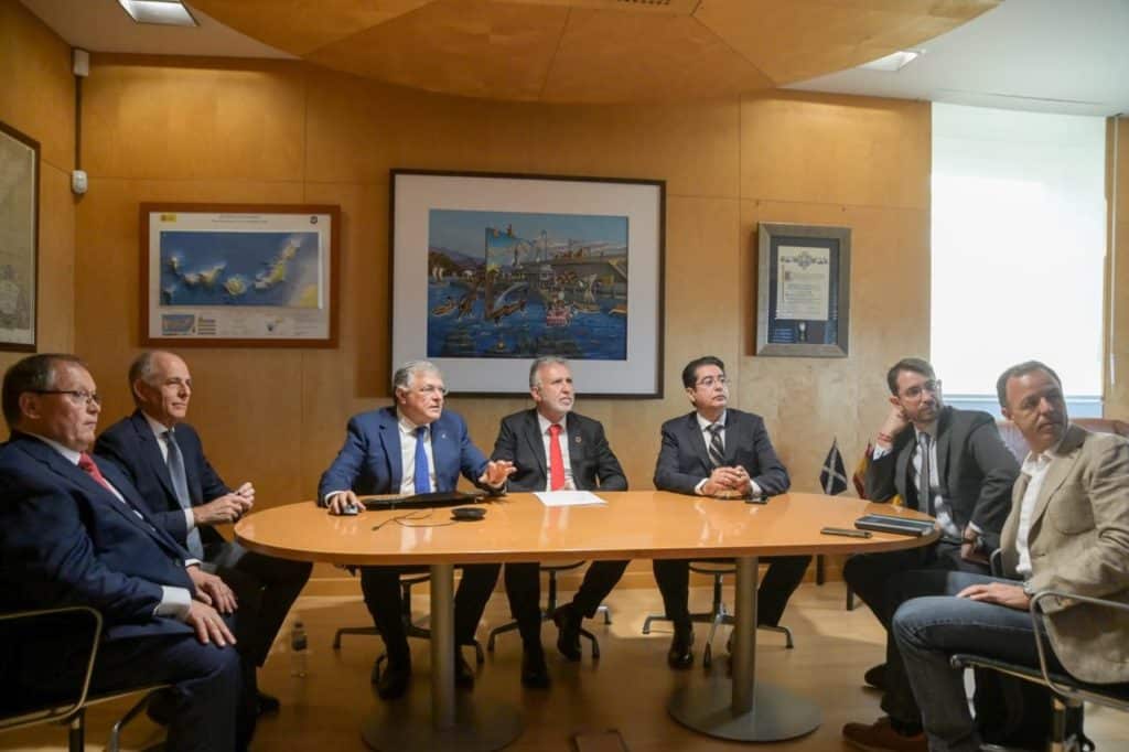 El presidente del Gobierno canario, durante su visita a la Autoridad Portuaria de Santa Cruz.