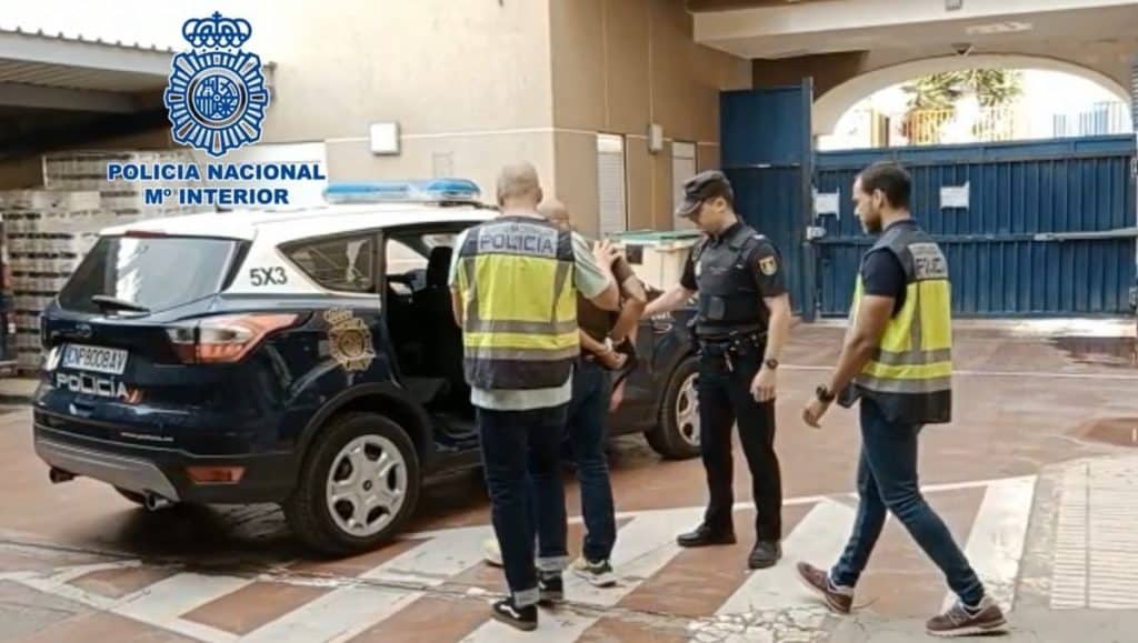 Atrapan al pirómano de coches en Canarias: quemó 27 vehículos en nueve meses