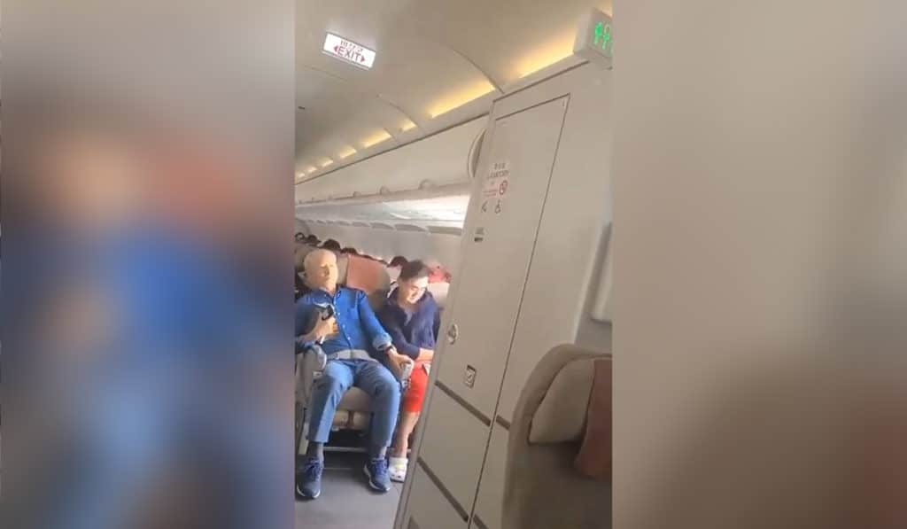 Un pasajero abre la puerta de un avión en pleno vuelo