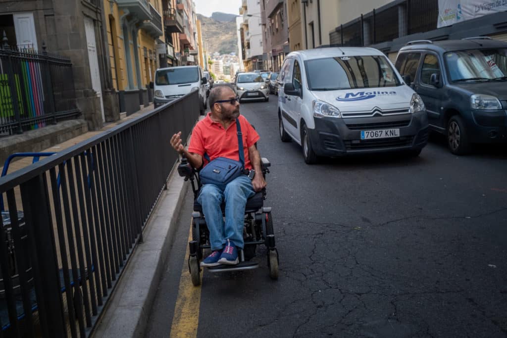 Aurelio Fleitas por la acera que le lleva hasta su casa en la calle Santiago. / Fran Pallero