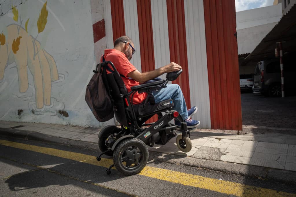 Aurelio Fleitas por la acera que le lleva hasta su casa en la calle Santiago. / Fran Pallero