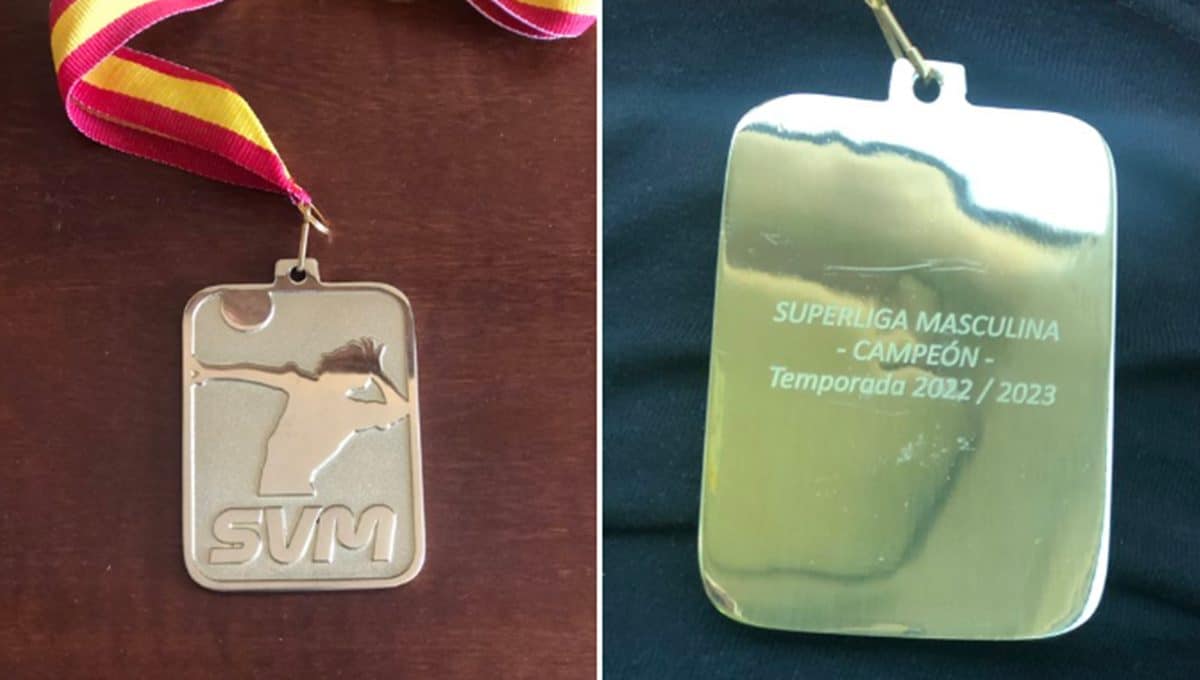 Ganan en Tenerife el título de la liga femenina de voleibol y les dan las medallas de la masculina