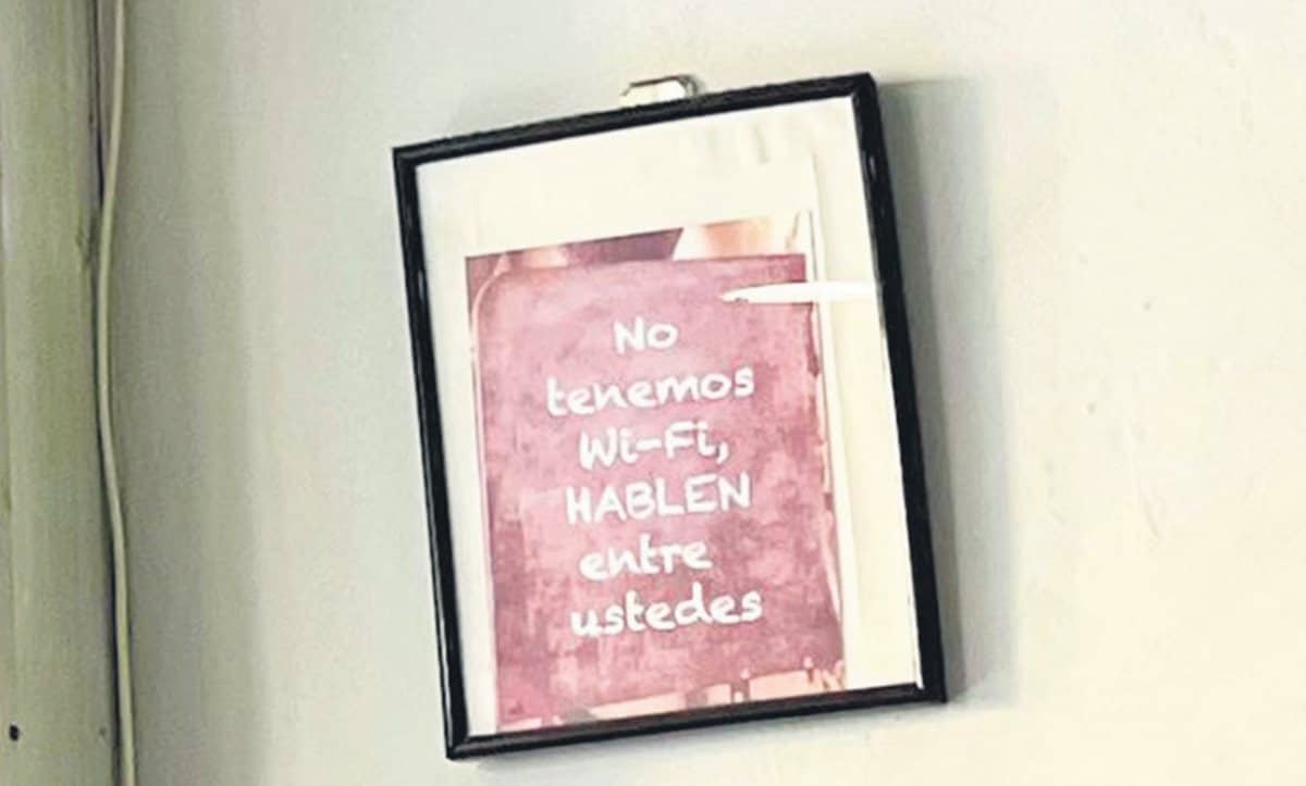 El curioso cartel de una cafetería tinerfeña que recomienda hablar a sus clientes