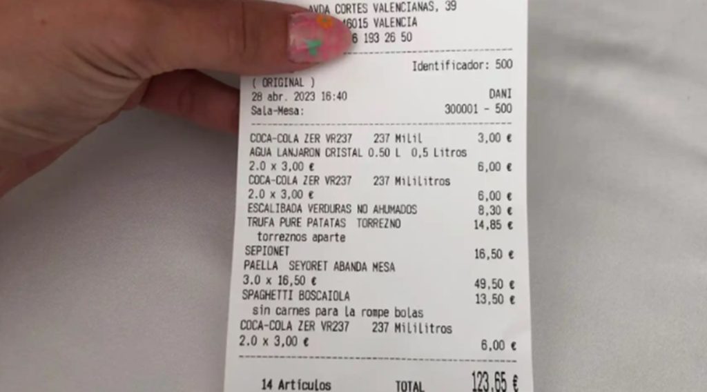 El ticket mostrado por la clienta en redes sociales.