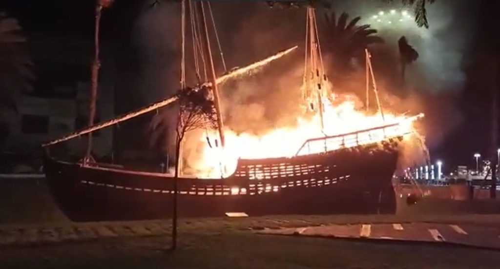 Arde la réplica de la carabela de 'La Niña', de Cristóbal Colón, en Las Palmas de Gran Canaria