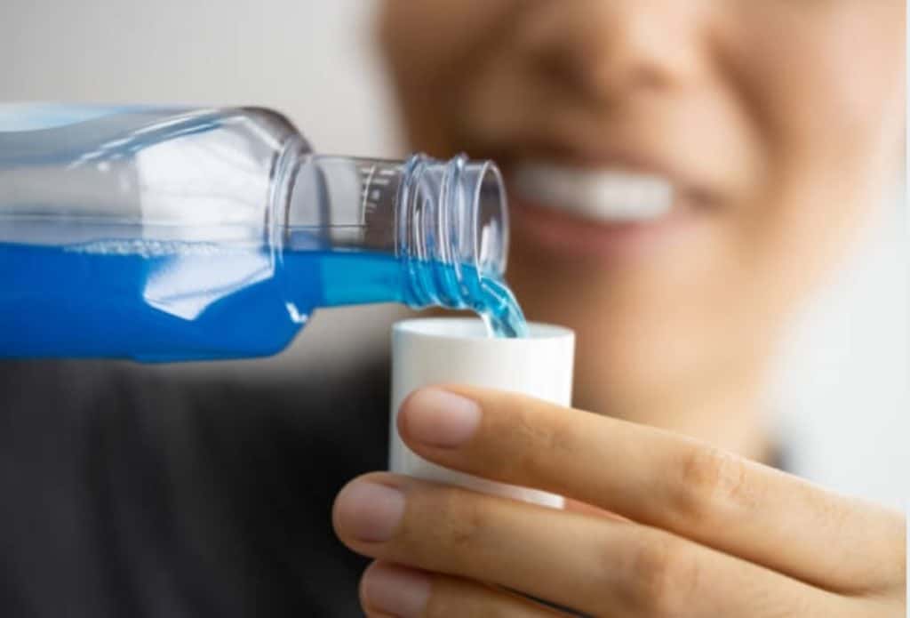 Sanidad pide cesar la venta de un popular enjuage bucal