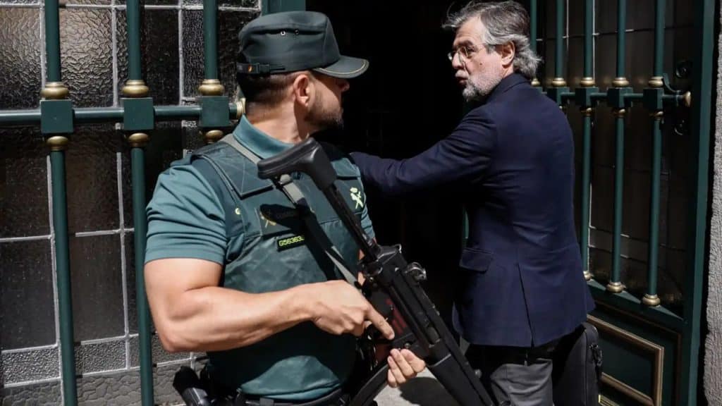 Juan José Carbonero, representante de la mayoritaria APM, a su llegada al Ministerio, ayer en Madrid.
