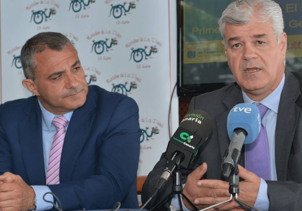 Javier y Alpidio Armas, durante un acto de la corporación insular de la Isla del Meridiano. Cabildo de El Hierro