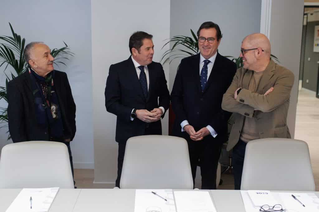 Acuerdo entre patronal y sindicatos para subir los salarios un 4% en 2023 y un 3% en 2024 y en 2025