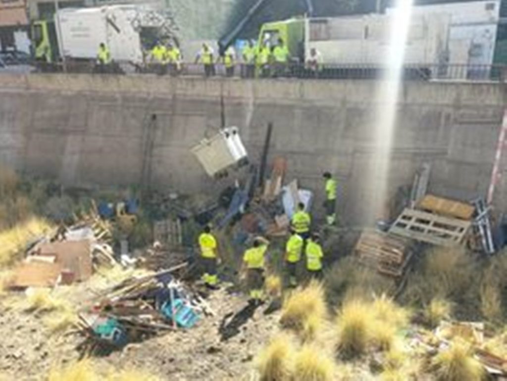 Momento en que operarios del Ayuntamiento retiran una de las hogueras. Cedida