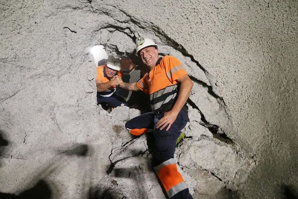 Dos operarios de la empresa constructora se saludaron ayer al encontrarse al fin las excavaciones del primer túnel iniciadas desde Santiago del Teide y El Tanque. Sergio Méndez