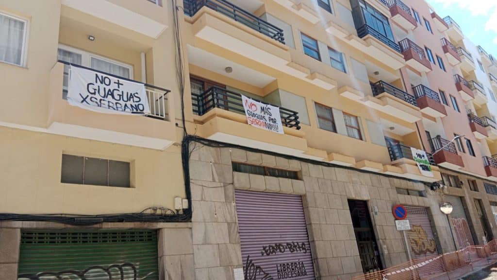 Los vecinos llevan semanas protestando con pancartas y recogida de firmas.