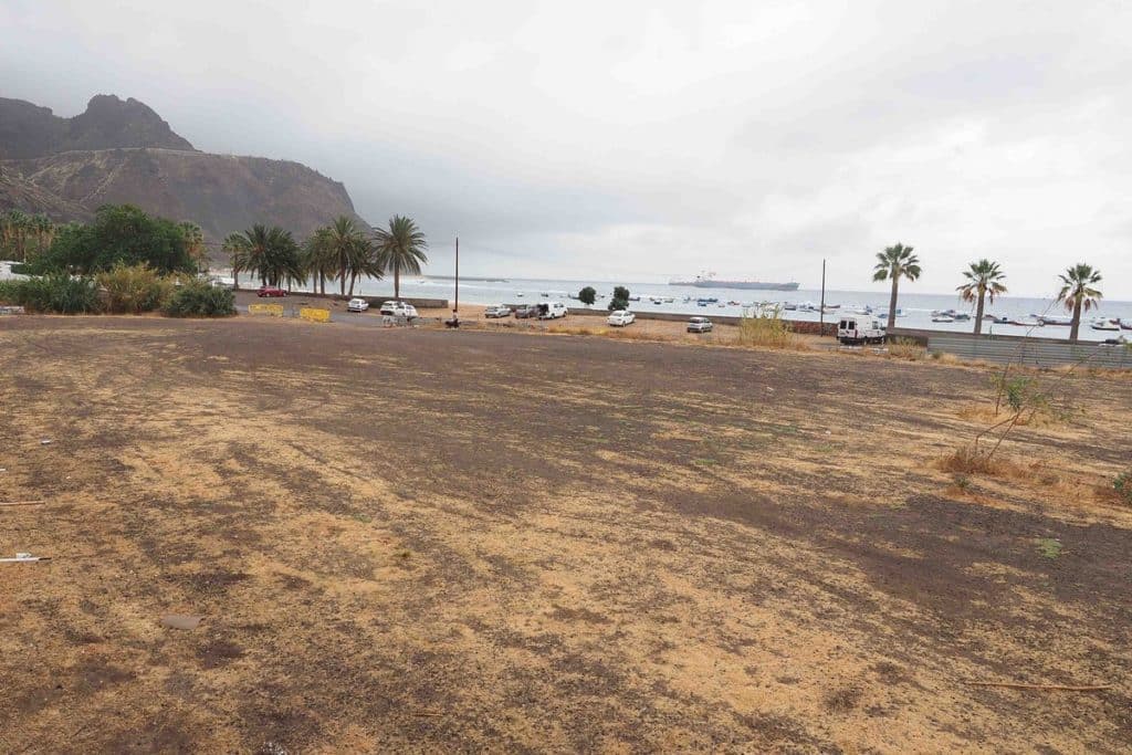 Comienzan las obras para hacer un ‘parking’ en el solar del mamotreto de Las Teresitas