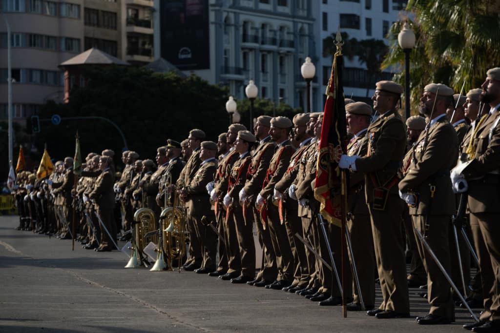Despliegue y exhibición militar en el avenida Marítima de Santa Cruz