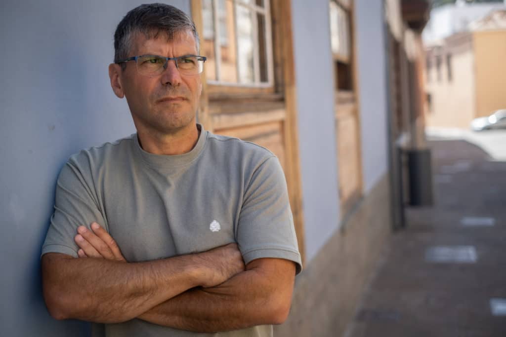 Jesús Melián denuncia que miles de españoles quieren una solución.