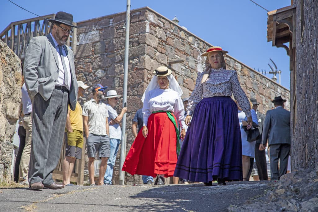 Diferentes estampas de la celebración ayer en Taucho, en la que se implicaron sus vecinos y la Asociación Cultural Imoque. DA