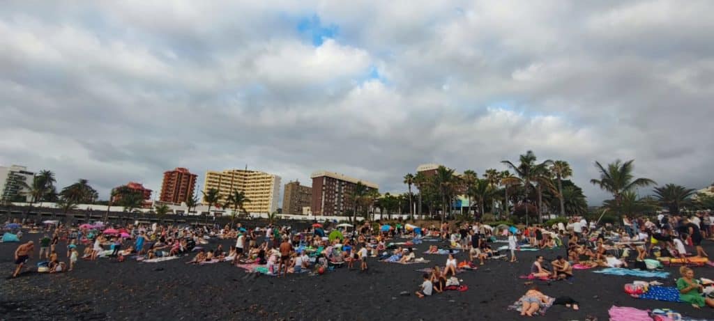 San Juan en el Puerto de la Cruz: magia y fuego por la noche, baño de cabras por el día