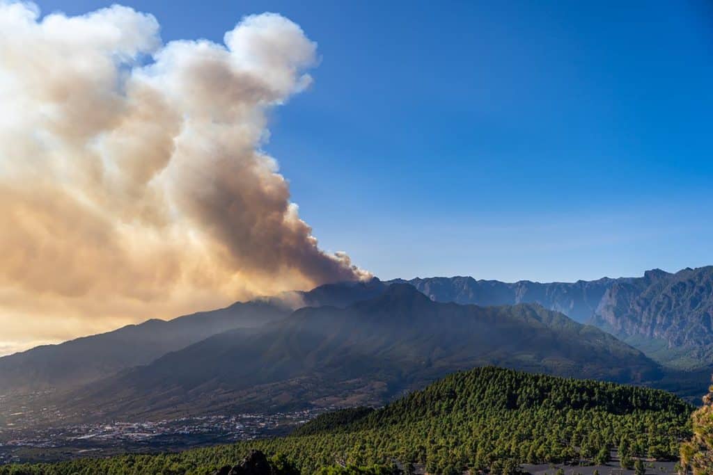 El tiempo frena el avance del incendio de La Palma y los evacuados inician el regreso a sus casas