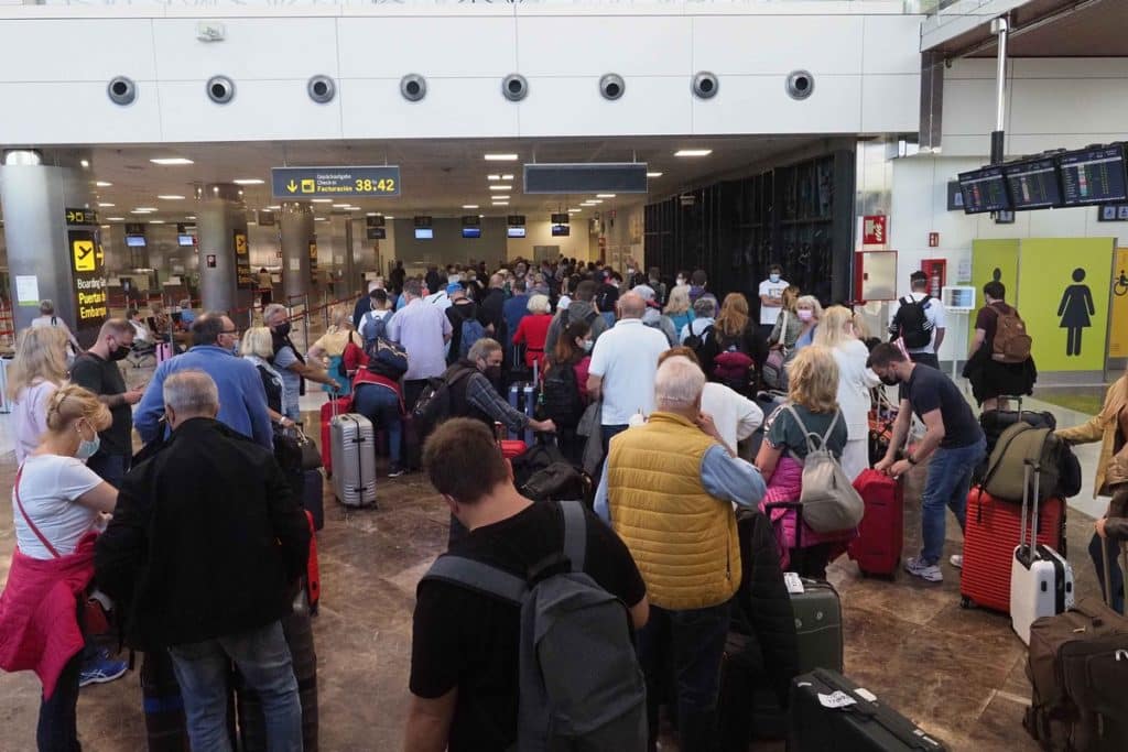 Canarias 'roza' a Cataluña en el ranking de comunidades autónomas que más turistas reciben en 2023