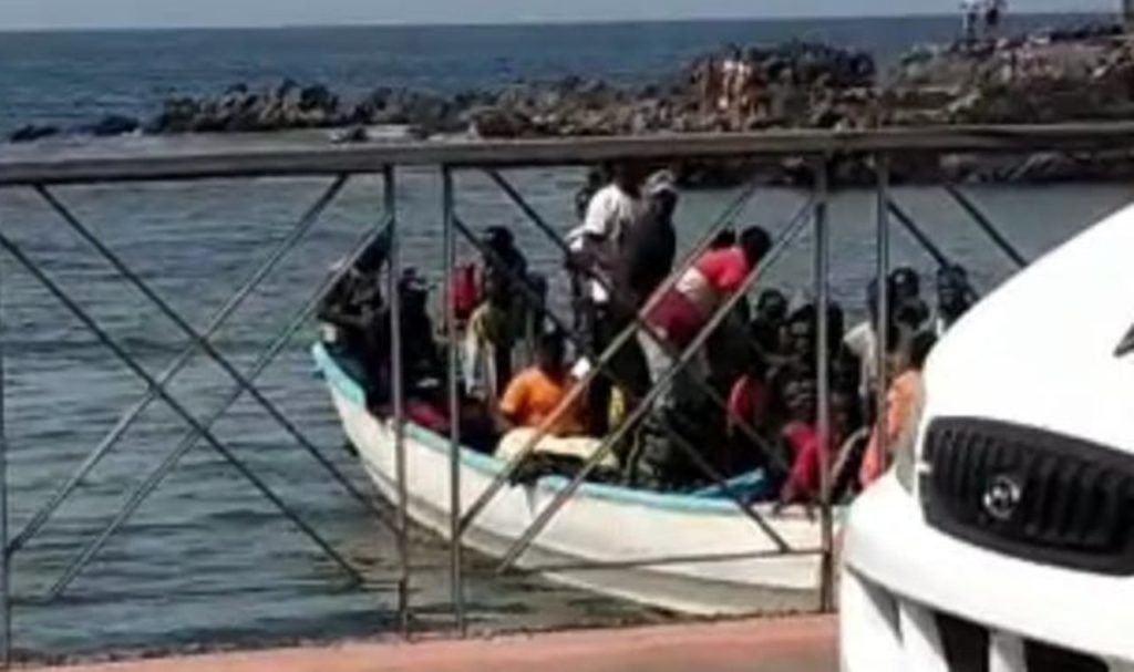 Llega un cayuco al sur de Tenerife con más de 40 personas