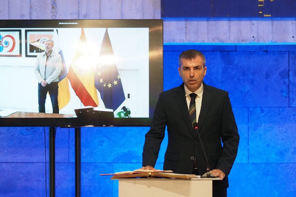 Manuel Domínguez y los consejeros de Canarias toman posesión en un acto marcado por el incendio de La Palma