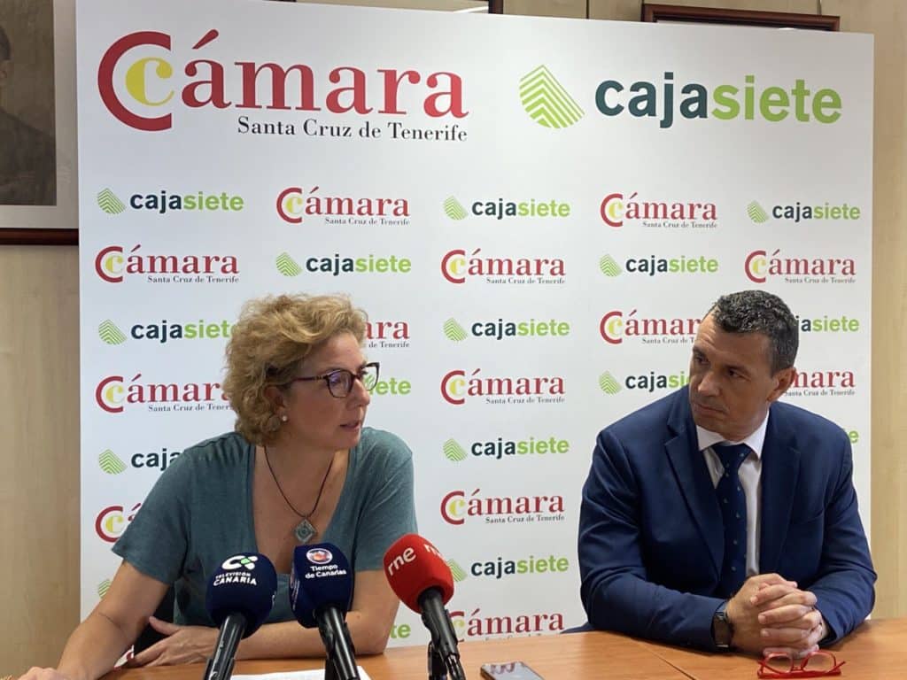 La directora general de la Cámara de Comercio de Santa Cruz de Tenerife, Lola Pérez, y Luis Díaz (Cajasiete).