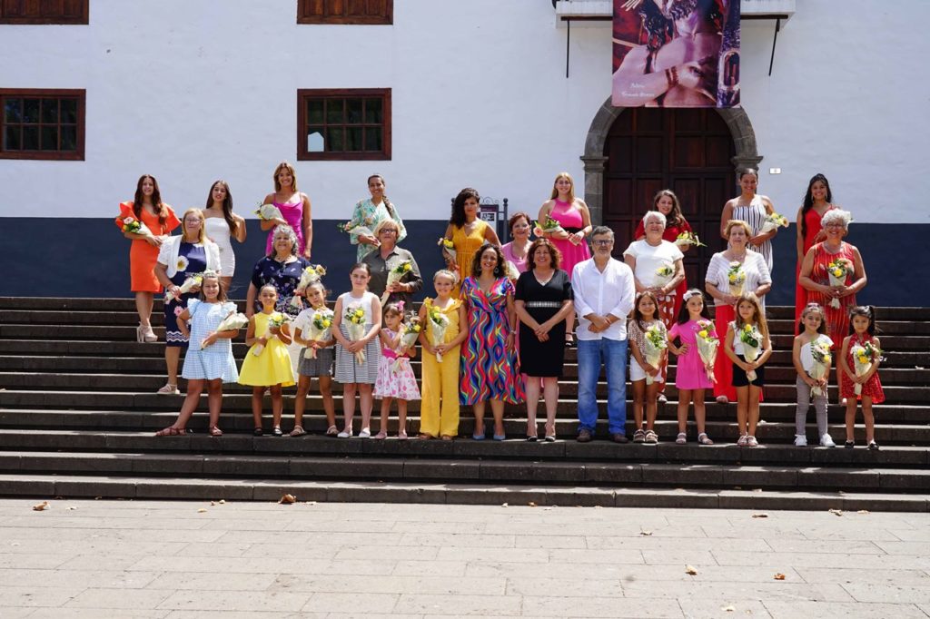 Sandra Izquierdo, Noemí García y Fernando Meneses junto a las aspirantes a Reina de las Fiestas. DA