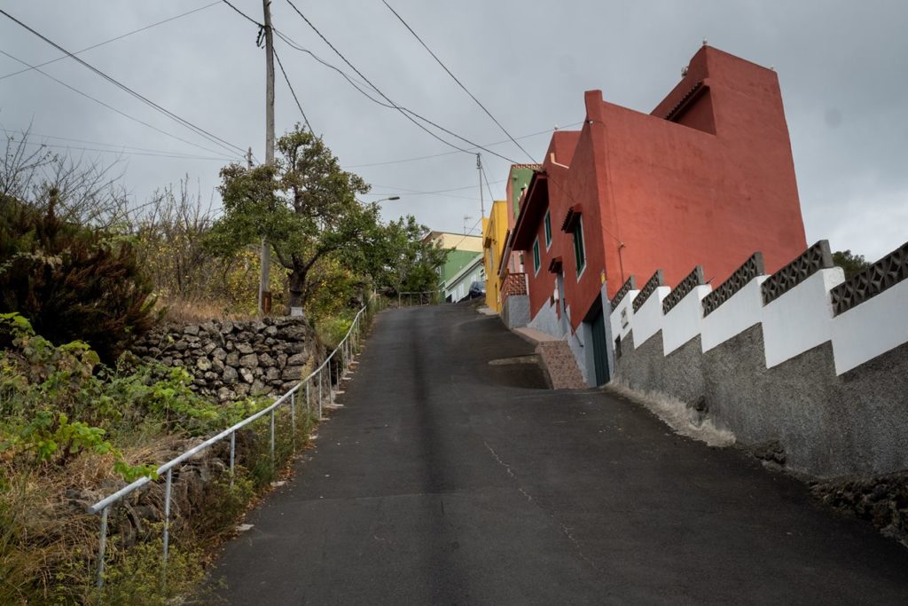 Calle Vera del Barranco, en Santa Úrsula, donde ayer volvieron las últimas 20 personas que estaban desalojadas por el incendio.