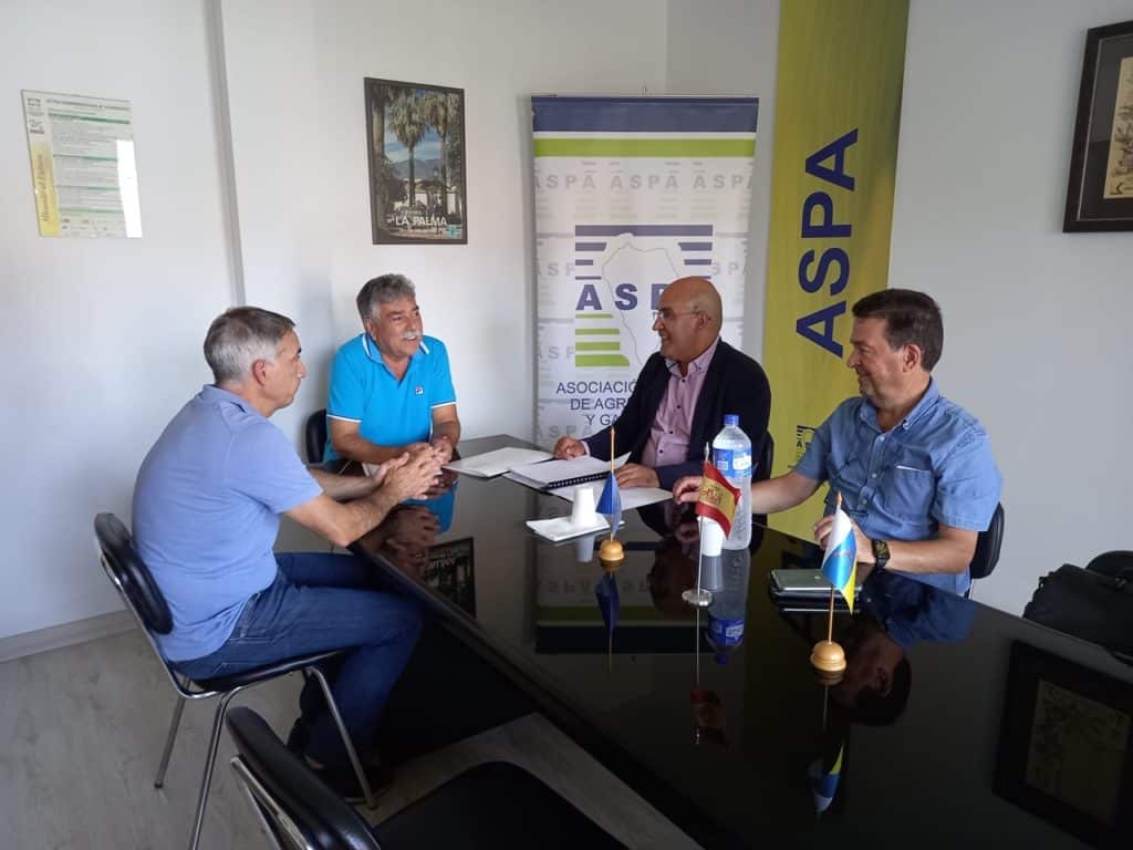 Momento de la reunión entre ASPA y Javier Gutiérrez.