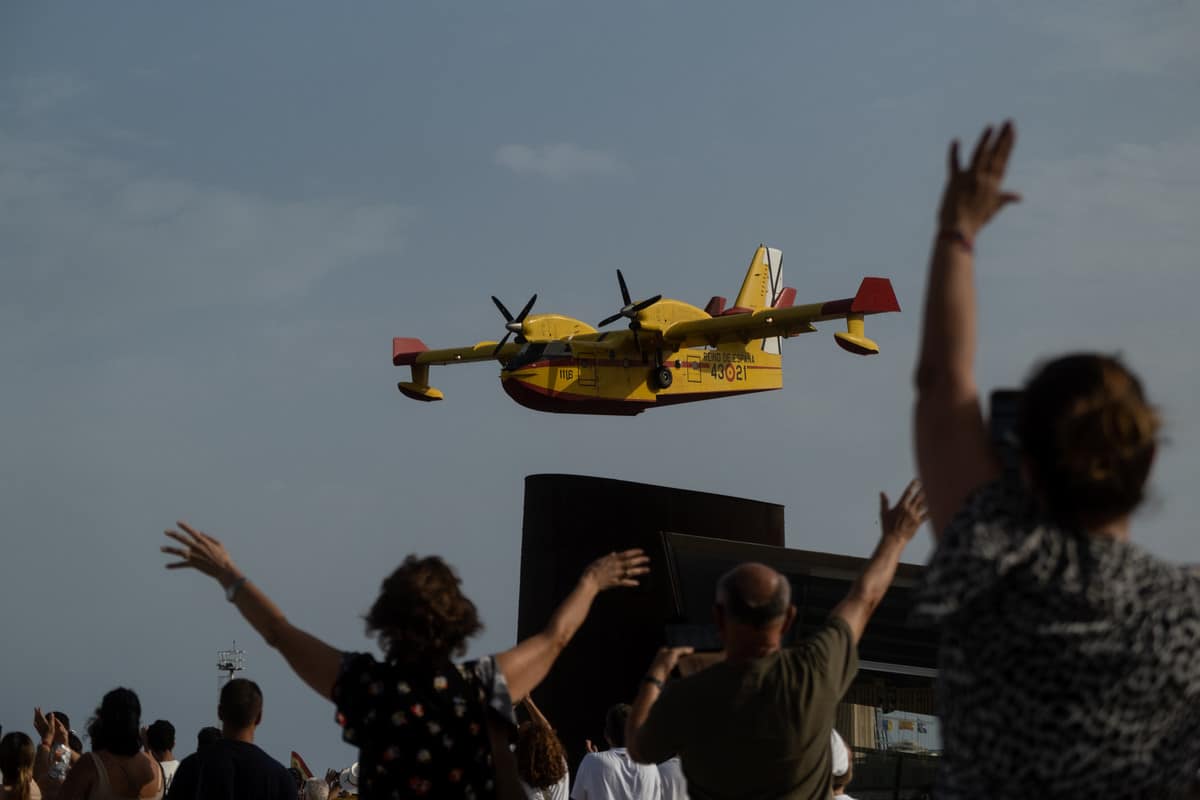 Los tinerfeños rinden homenajea los héroes de la lucha contra el incendio, ya casi estabilizado
