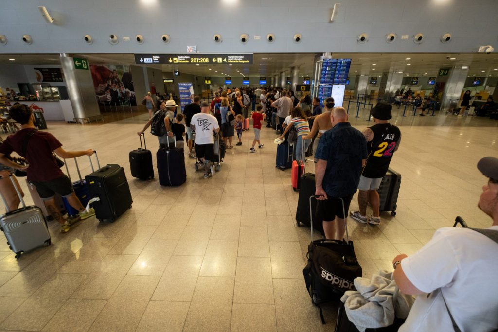 Las aerolíneas y turoperadores pusieron en marcha una compleja “Operación retorno” desde Tenerife. Fran Pallero